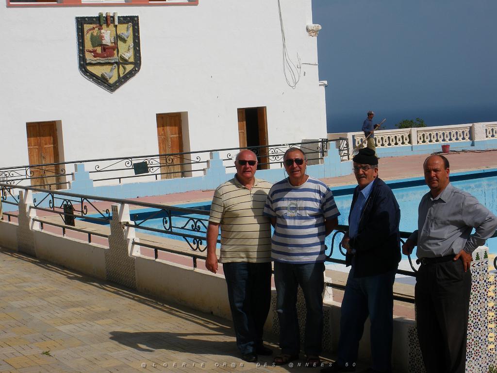 ORAN 2009 Piscine de CANASTEL De gau a droite Rene Jules HAMANI miloud .JPG